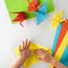 Origamis coloridos com giz de cera e cola glitter Origamis coloridos com giz de cera e cola glitter